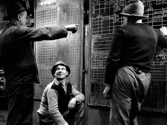 1954 11 02 Eric Schwab Daten auf Anzeigetafel zum Ueberblick ueber den Produktionsverlauf am Hochofen Saarstahl HO 013