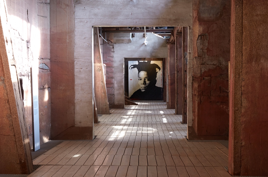 Blick in "die Galerie" mit Jef Aérols Arbeit "Jean Michel Basquiat" am Ende