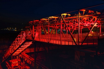 Koksschrägaufzug in Rot