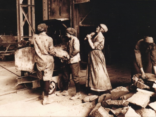 1916 ca. Frauen verladen Masseleisen Graugussgiesserei der Voelklinger Huette Stadtarchiv Voelklingen Horst KunkelVK