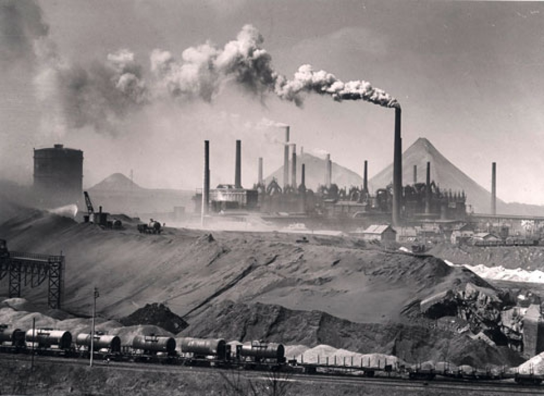1956 Foto Gesamtansicht Voelklinger Huette mit Schlackenbergen Staatliche Bildstelle fuer das Saarland