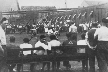 Zwangsarbeiter beim Fußballspielen