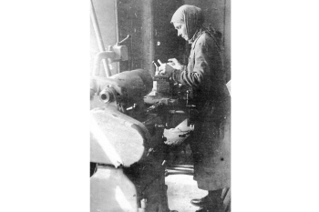 Zwangsarbeiterin an einer Drehbank