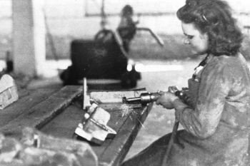 Zwangsarbeiterin bei der Arbeit an einem Werkstück