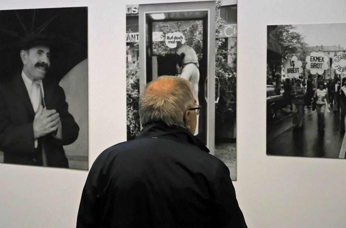 Besucher beim Betrachten der Fotos vom Mehmed Ünal