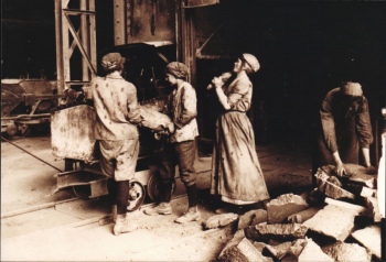 preview 1916 ca. Frauen verladen Masseleisen Graugussgiesserei der Voelklinger Huette Stadtarchiv Voelklingen Horst KunkelVK