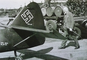 preview Hermann Roechling auf dem Weg zum Flugzeug