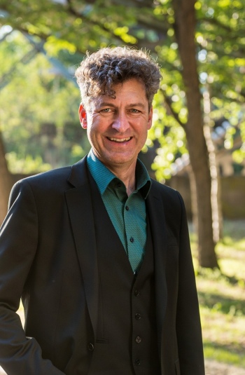 preview Ralf Beil WKE 88473 auf Bahngleisen vor Baumgruen beschnitten2